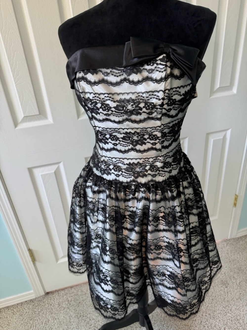 Jessica McClintock Black and White Lace Strapless Prom Dress